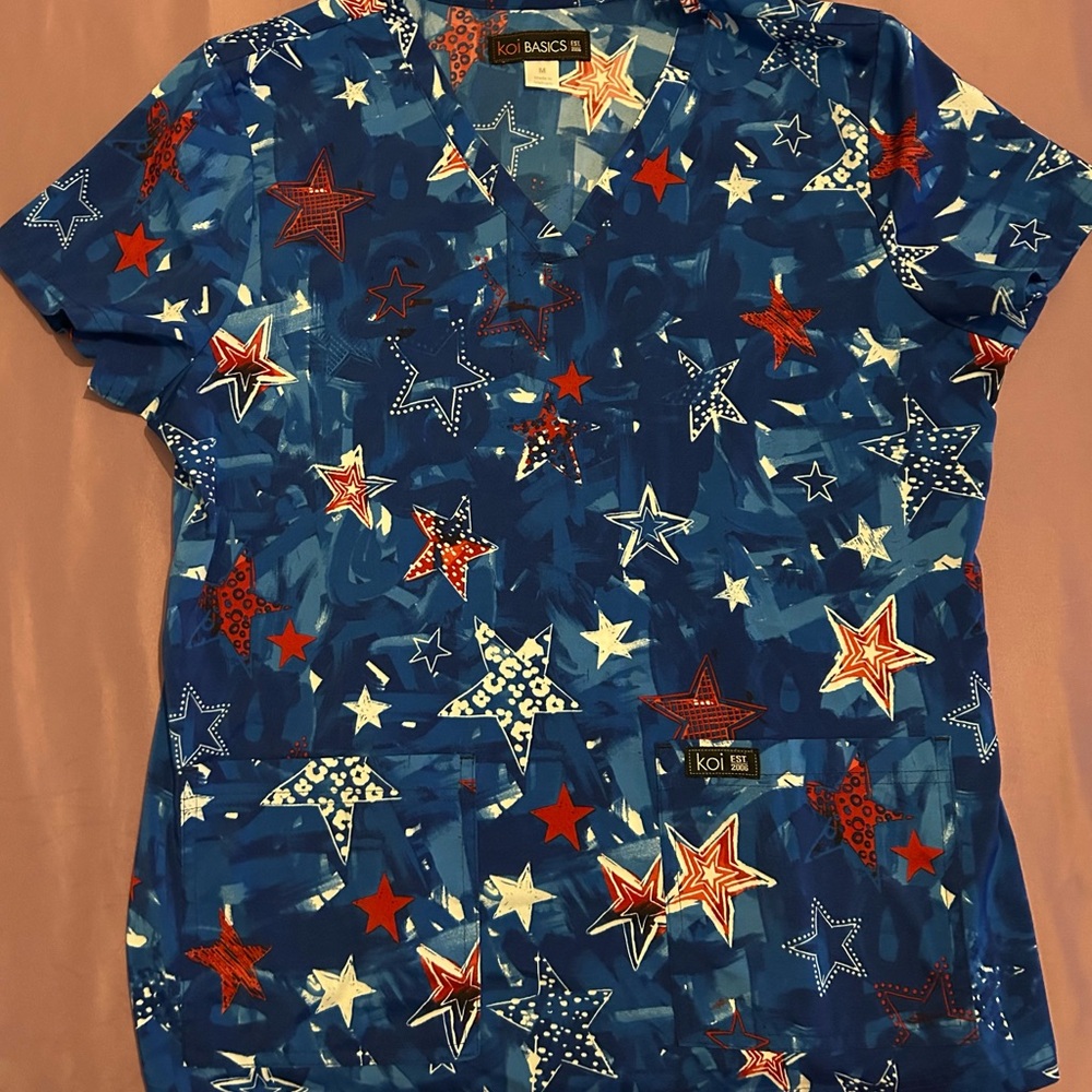 Koi Blue and Red Star Print Women's Short Sleeve Top